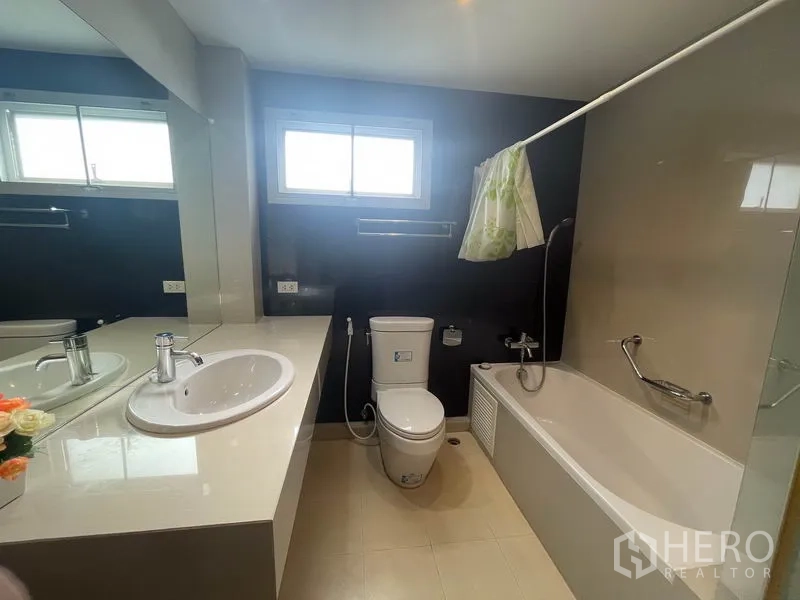 อพาร์ทเมนท์ ให้เช่าในKhlong Toei, Bangkok - ห้องน้ำพร้อมเคาน์เตอร์ซิงก์กว้าง หน้าต่าง และอ่างอาบน้ำพร้อมฝักบัว