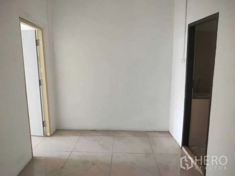 店屋 出售在Phra Khanong, Bangkok - 小房间，通往茶水间/杂物间的门口。