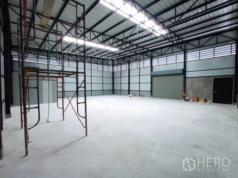 คลังสินค้า ให้เช่าในSaphan Sung, Bangkok - ฮอลล์โกดังแบบเปิดโล่ง เพดานสูง แถบช่องแสง ประตูม้วน และนั่งร้าน