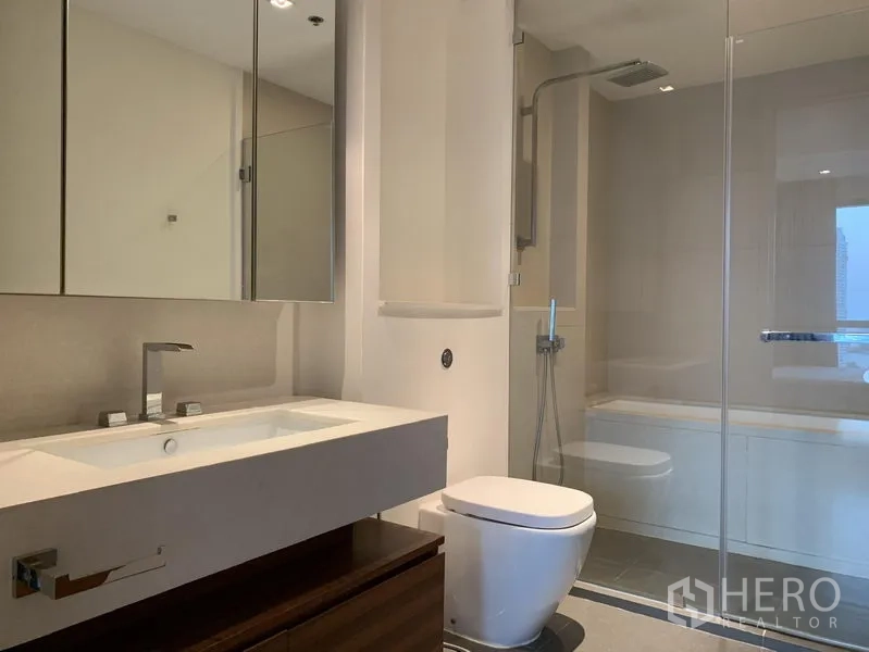 คอนโด ให้เช่าในKhlong San, Bangkok - ห้องน้ำอีกห้องมีอ่างอาบน้ำหลังผนังกระจก พร้อมเรนชาวเวอร์และเคาน์เตอร์ล้างหน้า