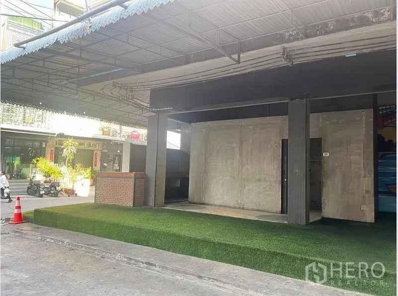 零售空间 出租在Watthana, Bangkok - 店面正立面广角视图，两间混凝土房与开放式门面