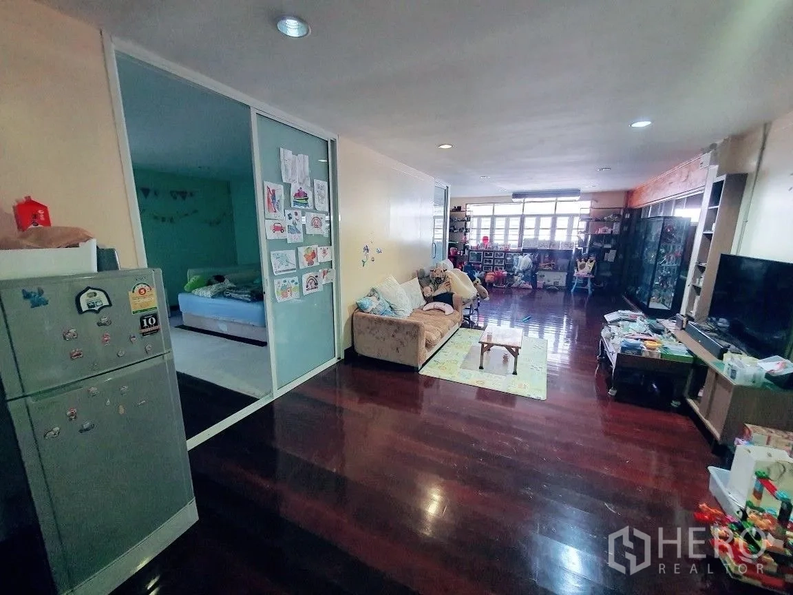 货栈 出租在Lam Luk Ka, Pathum Thani - 家庭活动区，沙发、推拉玻璃门卧室与冰箱