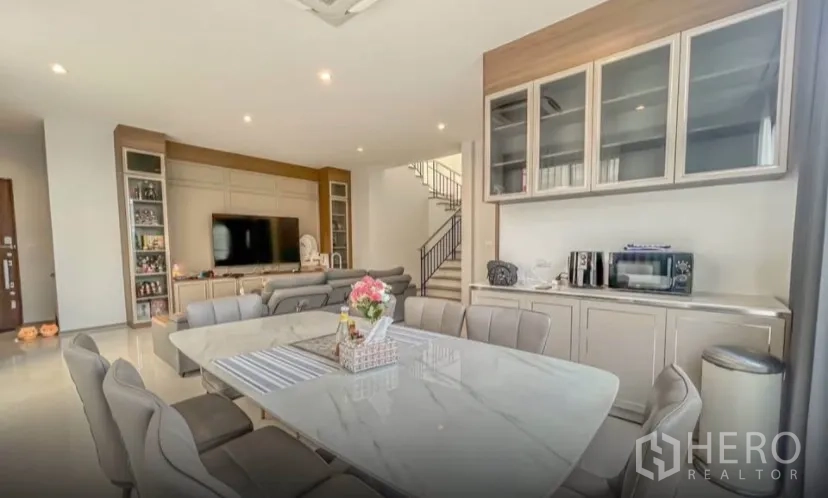 บ้านเดี่ยว for rent or sale in Lat Krabang, Bangkok - พื้นที่นั่งเล่น‑ทานอาหารแบบโอเพ่นแพลนพร้อมตู้บิลท์อิน