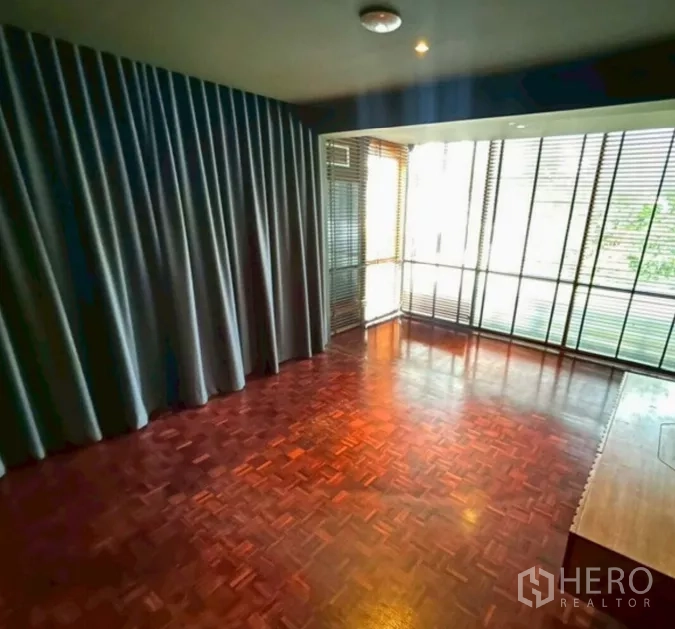 零售空间 出租在Yan Nawa, Bangkok - 多功能房，拼花木地板，通高落地窗与遮光窗帘。