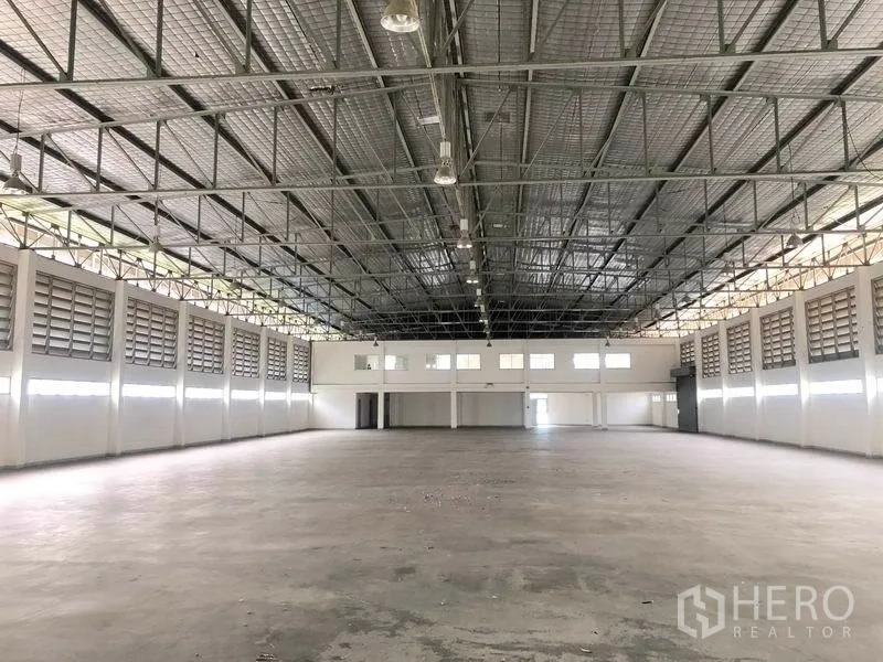 工厂 出租或出售在Bang Pa-in, Phra Nakhon Si Ayutthaya - 宏大的生产车间，高钢结构屋架、百叶通风窗与混凝土地面。