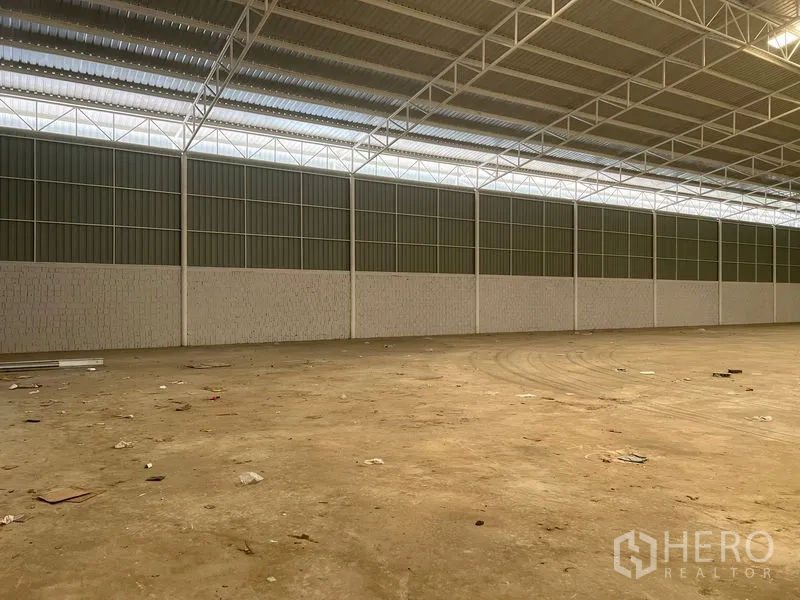 Warehouse for rent in Lat Krabang, Bangkok - Side view of clear-span warehouse under ventilated metal roof and paneled walls.
