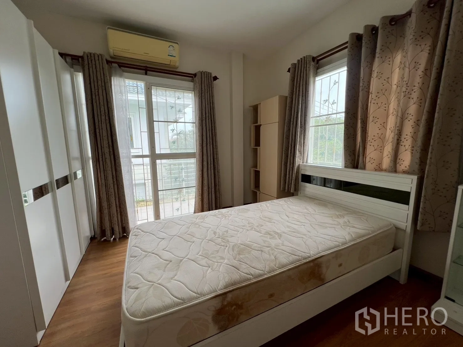 บ้าน ขายในMin Buri, Bangkok - ห้องนอนรอง ตู้เสื้อผ้าสีขาวและระเบียงส่วนตัว