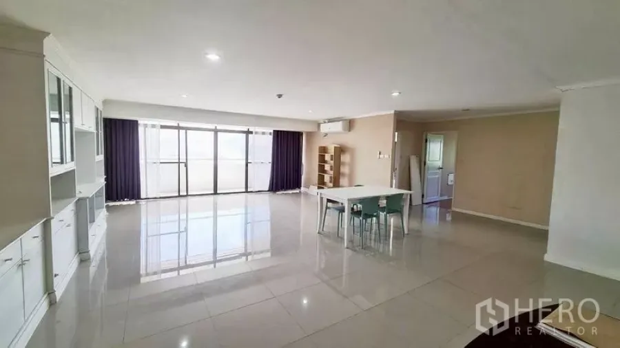 คอนโด ให้เช่าในWatthana, Bangkok - พื้นที่นั่งเล่นแบบโอเพนพลาน หันสู่ประตูกระจกบานเลื่อนขนาดใหญ่ พร้อมตู้เก็บของสีขาวและโต๊ะทานอาหาร