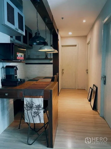 公寓 出租在Suan Luang, Bangkok - 现代浴室，大面积镜柜、台盆与马桶