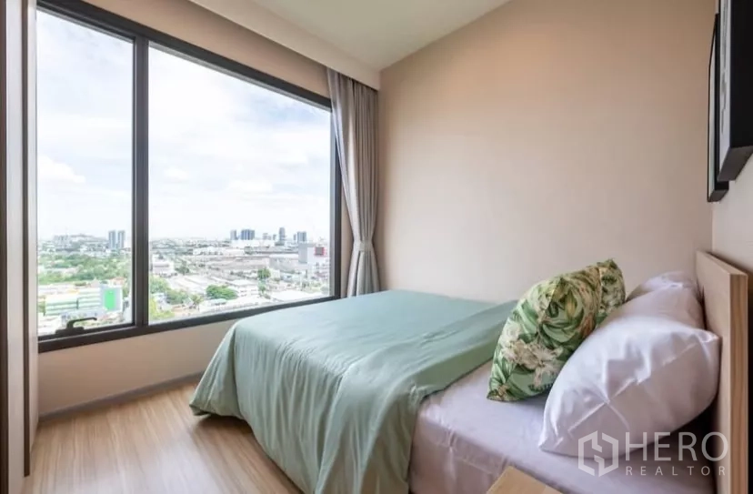 คอนโด ให้เช่าในChatuchak, Bangkok - ห้องนอนที่สองมุมหน้าต่างกว้าง รับแสงธรรมชาติและวิวเมือง.