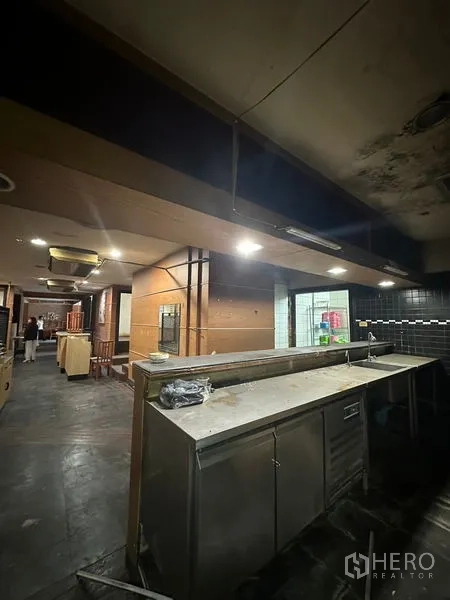 零售空间 出租在Yan Nawa, Bangkok - 服务吧台，配不锈钢操作台，邻近开放式厨房。