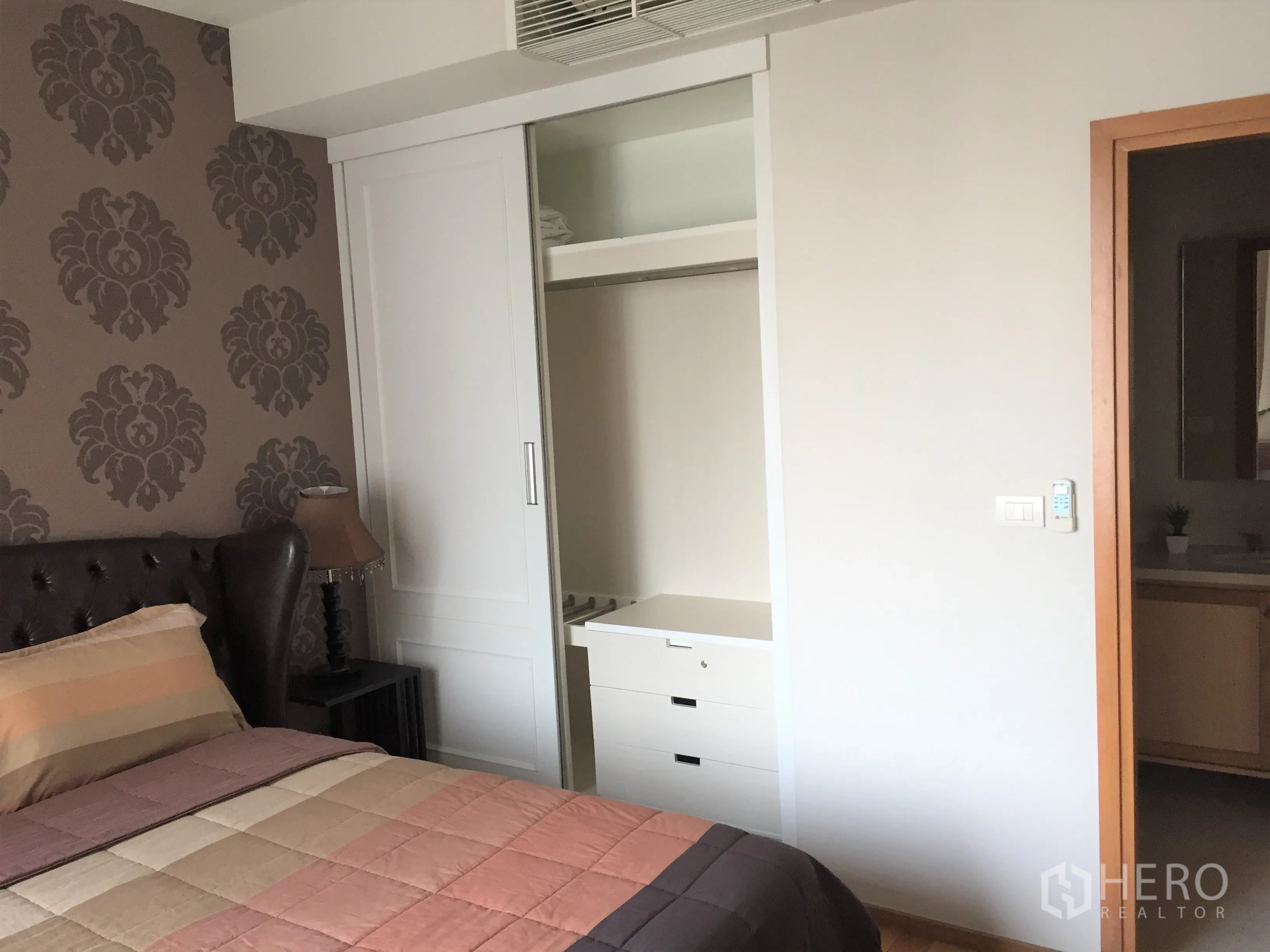 คอนโด ให้เช่าหรือขายในKhlong Toei, Bangkok - ห้องนอนพร้อมตู้เสื้อผ้าบิลท์อินบานเลื่อน และทางเข้าห้องน้ำในตัว