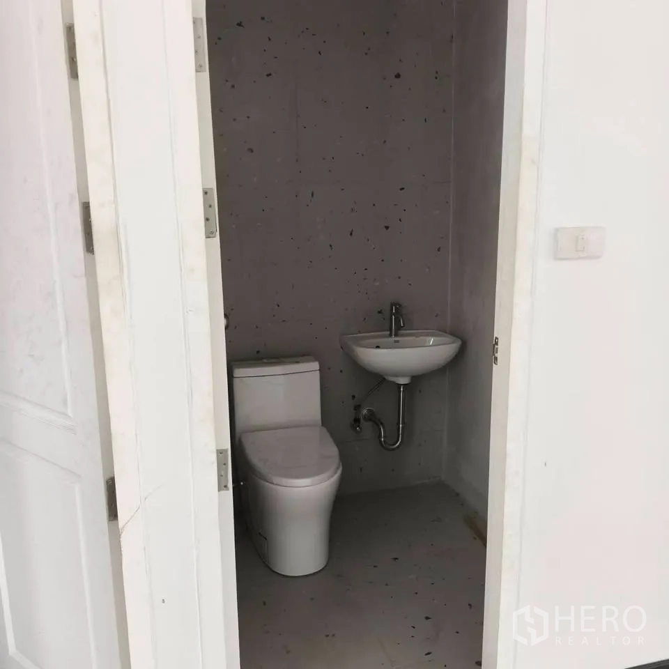 家庭办公室 for rent in Bang Na, Bangkok - 小型卫生间，配坐便器与壁挂洗手盆。
