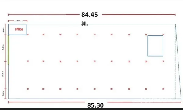 货栈 出租在Lak Si, Bangkok - 仓库平面图，矩形布局，角落带办公室与柱网，尺寸约84×85米。