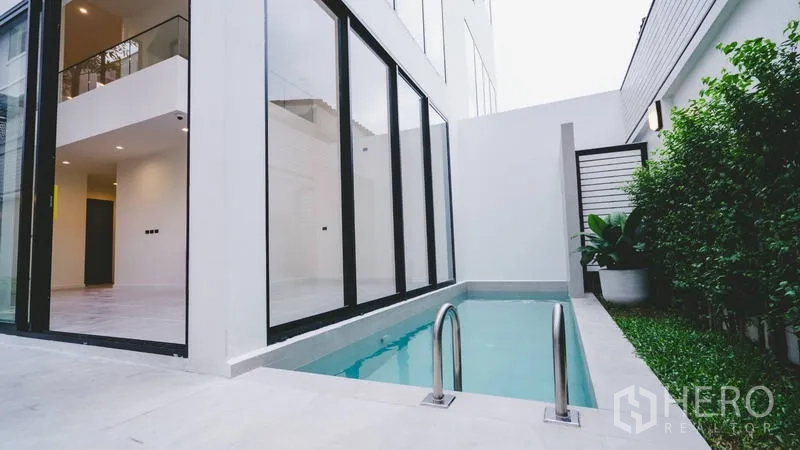 ทาวน์เฮาส์ ขายในPhra Khanong, Bangkok - สระแช่ตัวส่วนตัวข้างผนังกระจกสูงจรดเพดานและสนามหญ้าเล็ก