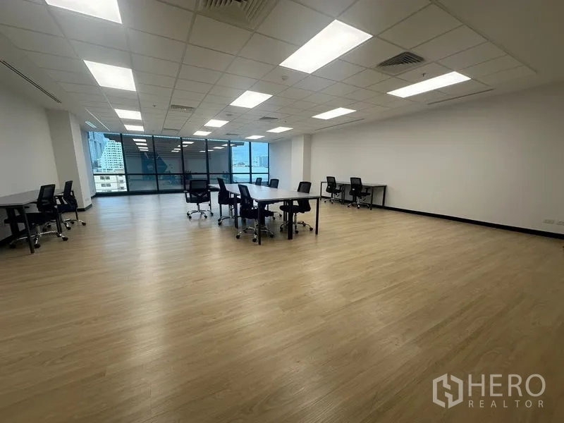 สำนักงาน ให้เช่าในChatuchak, Bangkok - สำนักงาน 101 ตร.ม. โปร่งกว้าง กระจกเต็มบานและจัดวางโต๊ะทำงานได้ยืดหยุ่น ในจตุจักร