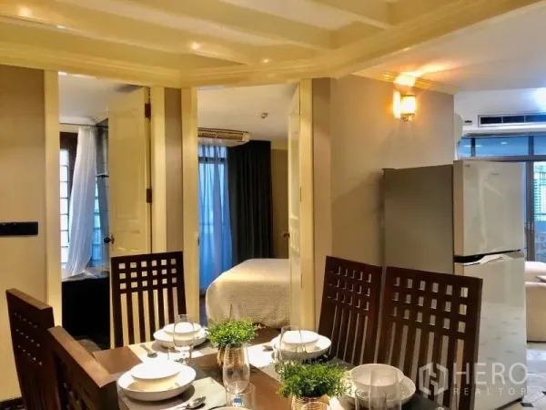 คอนโด ให้เช่าในWatthana, Bangkok - พื้นที่รับประทานอาหารเชื่อมต่อห้องนอนและระเบียง พร้อมแสงไฟอบอุ่นและกระจกตกแต่ง