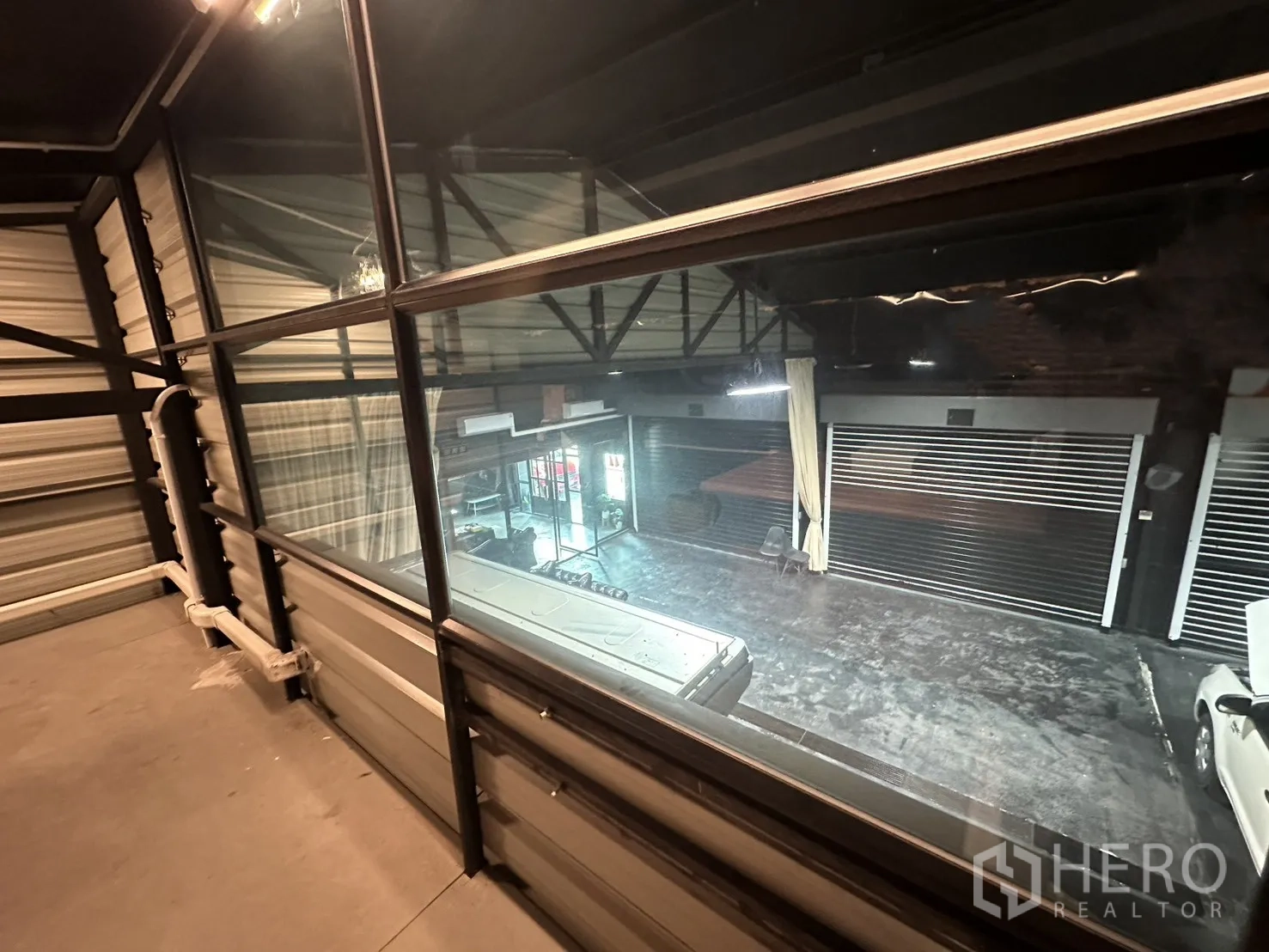 โกดัง for rent in Phra Khanong, Bangkok - มุมมองจากชั้นลอยผ่านผนังกระจกลงสู่พื้นที่ทำงานด้านล่าง