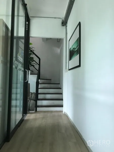 อาคารพาณิชย์ ให้เช่าในWatthana, Bangkok - โถงทางเดินพื้นไม้สีอ่อน ผนังกระจก นำไปสู่บันไดขึ้นชั้นบน