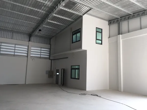 工厂 出售在Lam Luk Ka, Pathum Thani - 仓库一角带双层内部办公室和配电柜