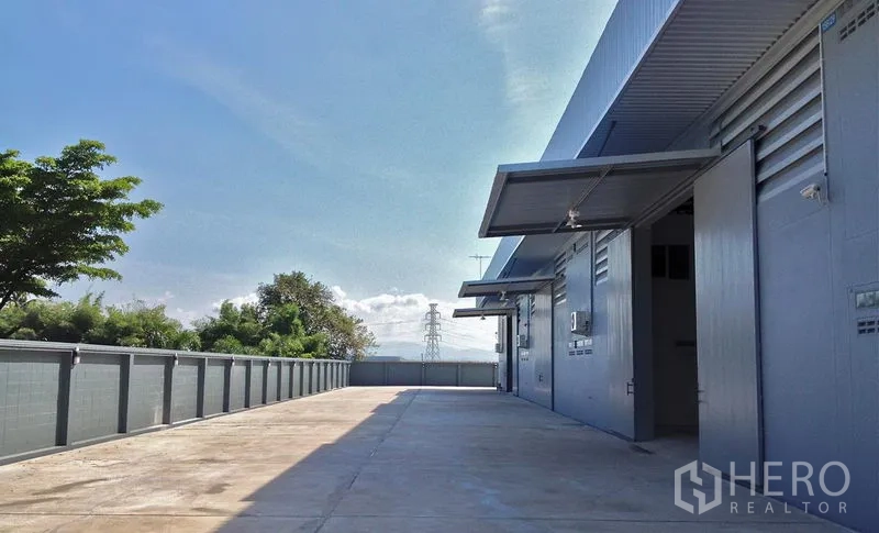 คลังสินค้า ให้เช่าในSi Racha, Chon Buri - ทางวิ่งบริการริมโกดัง มีช่องขนถ่ายสินค้า รั้วล้อม ท้องฟ้าโปร่ง
