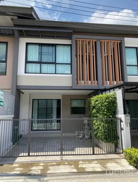 ทาวน์เฮาส์ ให้เช่าในPrawet, Bangkok - ทาวน์เฮ้าส์สองชั้นสไตล์โมเดิร์น พร้อมที่จอดรถมีรั้ว และระแนงไม้แนวตั้ง ในเขตประเวศ กรุงเทพฯ