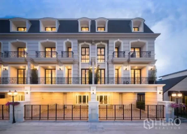 ทาวน์เฮาส์ ให้เช่าในYan Nawa, Bangkok - ด้านหน้าทาวน์โฮมสไตล์ยุโรป 4 ชั้น มีระเบียงเหล็กดัดและที่จอดรถมีกำรั้ว ยามเย็น