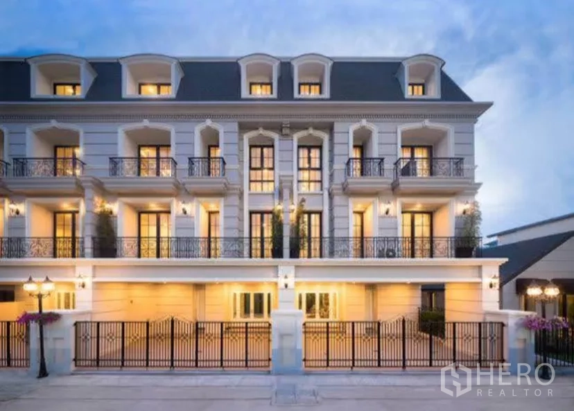 ทาวน์เฮาส์ ให้เช่าในYan Nawa, Bangkok - ด้านหน้าทาวน์โฮมสไตล์ยุโรป 4 ชั้น มีระเบียงเหล็กดัดและที่จอดรถมีกำรั้ว ยามเย็น