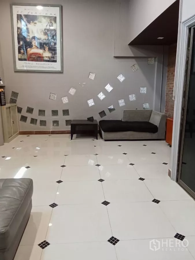 สำนักงานที่บ้าน ให้เช่าในLat Phrao, Bangkok - มุมนั่งเล่นพื้นกระเบื้องสีขาว โซฟา และงานตกแต่งกระจกโมเสก