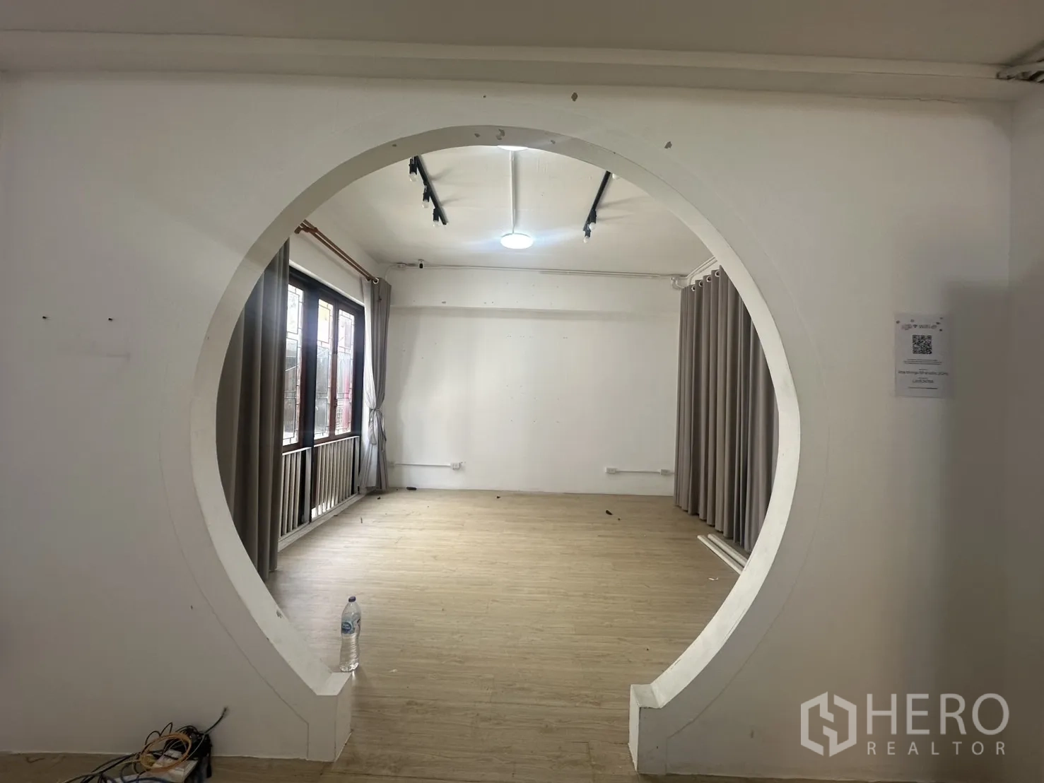 สำนักงานที่บ้าน ให้เช่าในPathum Wan, Bangkok - ซุ้มประตูทรงวงกลมเด่น เปิดสู่ห้องเอนกประสงค์สว่างพร้อมผ้าม่าน