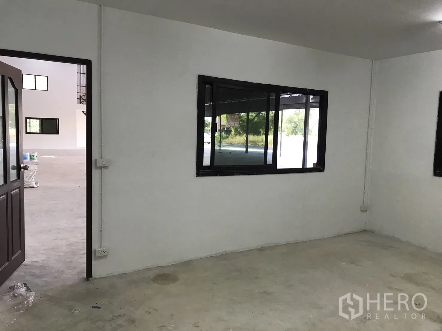 คลังสินค้า ให้เช่าในLam Luk Ka, Pathum Thani - ห้องออฟฟิศชั้นล่างมีหน้าต่างมองออกไปยังพื้นที่โกดัง