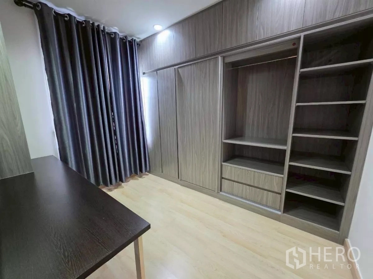 Detached House for rent or sale in Samut Prakan - Multipurpose room fitted with floor-to-ceiling built-in wardrobes and work desk.