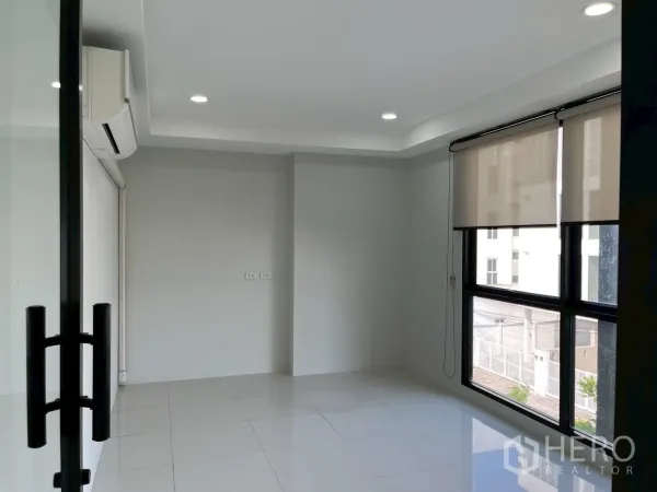 สำนักงาน ให้เช่าในPrawet, Bangkok - ห้องทำงานส่วนตัว หน้าต่างกว้างพร้อมมู่ลี่ รับแสงธรรมชาติ