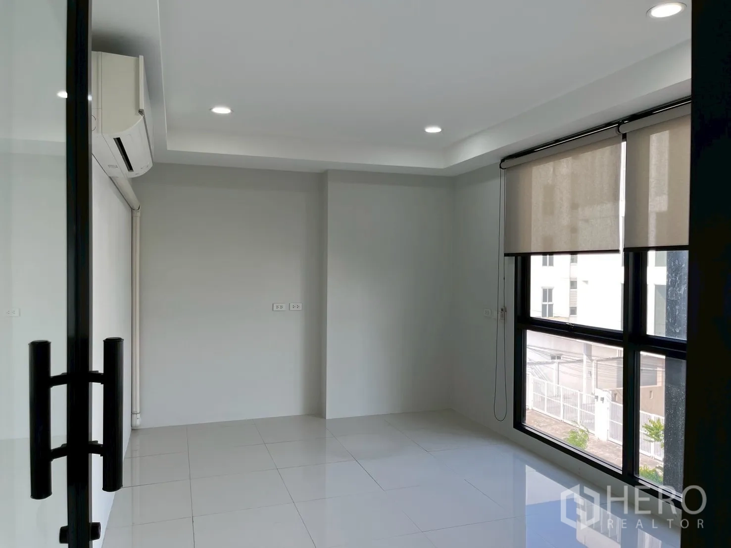 สำนักงาน ให้เช่าในPrawet, Bangkok - ห้องทำงานส่วนตัว หน้าต่างกว้างพร้อมมู่ลี่ รับแสงธรรมชาติ