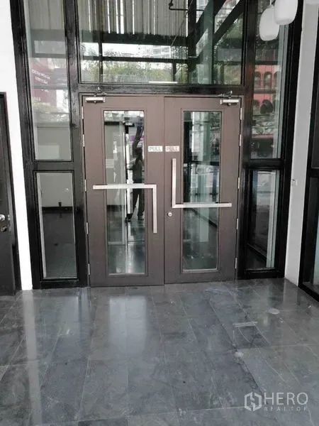 พื้นที่ขายปลีก ให้เช่าในKhlong Toei, Bangkok - ประตูกระจกบานคู่พร้อมคานผลัก เปิดสู่โถงเพดานสูง