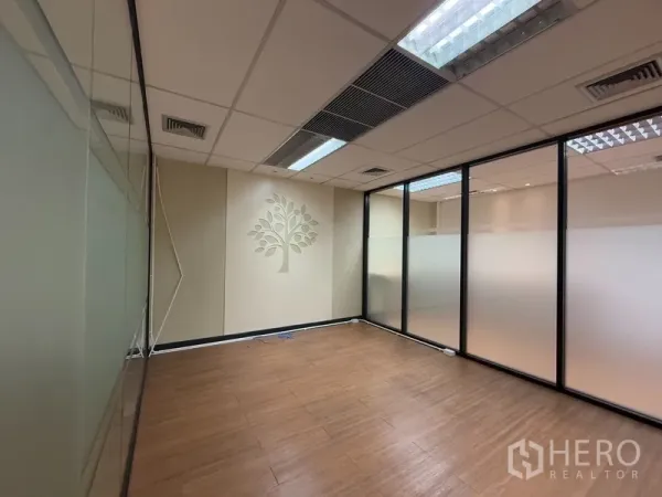 办公空间 出租 - 带磨砂玻璃墙的私密会议室，墙面树形装饰与木地板。