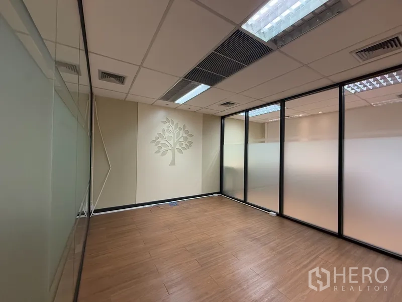 办公空间 出租 - 带磨砂玻璃墙的私密会议室，墙面树形装饰与木地板。