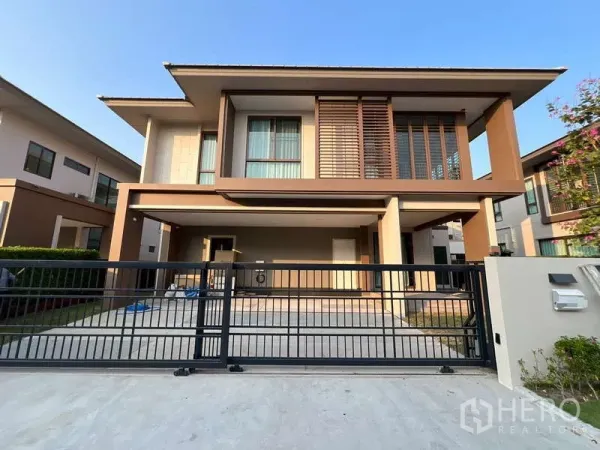 บ้าน ให้เช่าในBang Kapi, Bangkok - บ้านเดี่ยวสองชั้นสไตล์โมเดิร์น พร้อมโรงจอดรถคู่และประตูรั้วเหล็ก