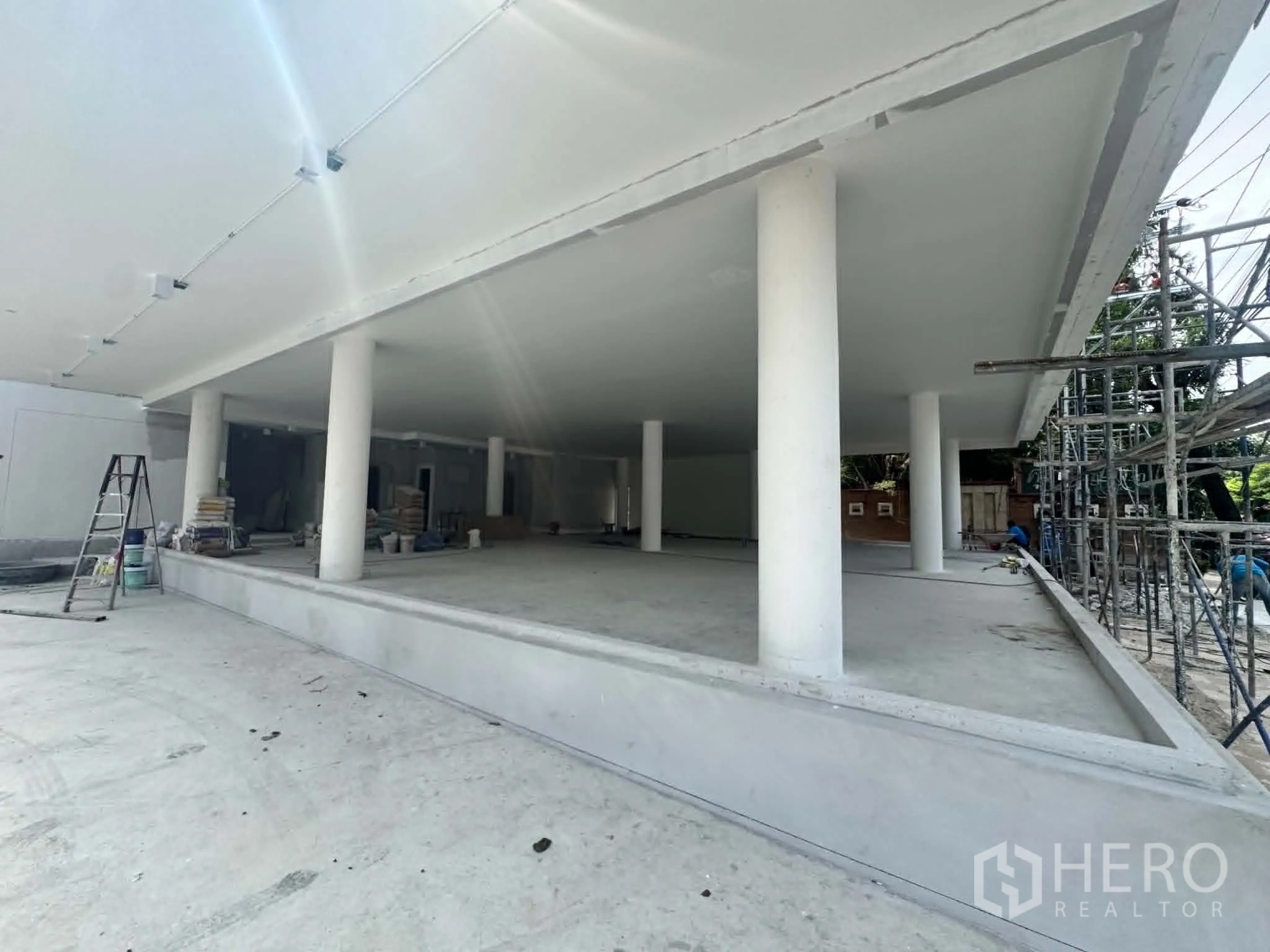 Retail Space for rent in Watthana, Bangkok - Covered raised frontage with white columns and a wide canopy.