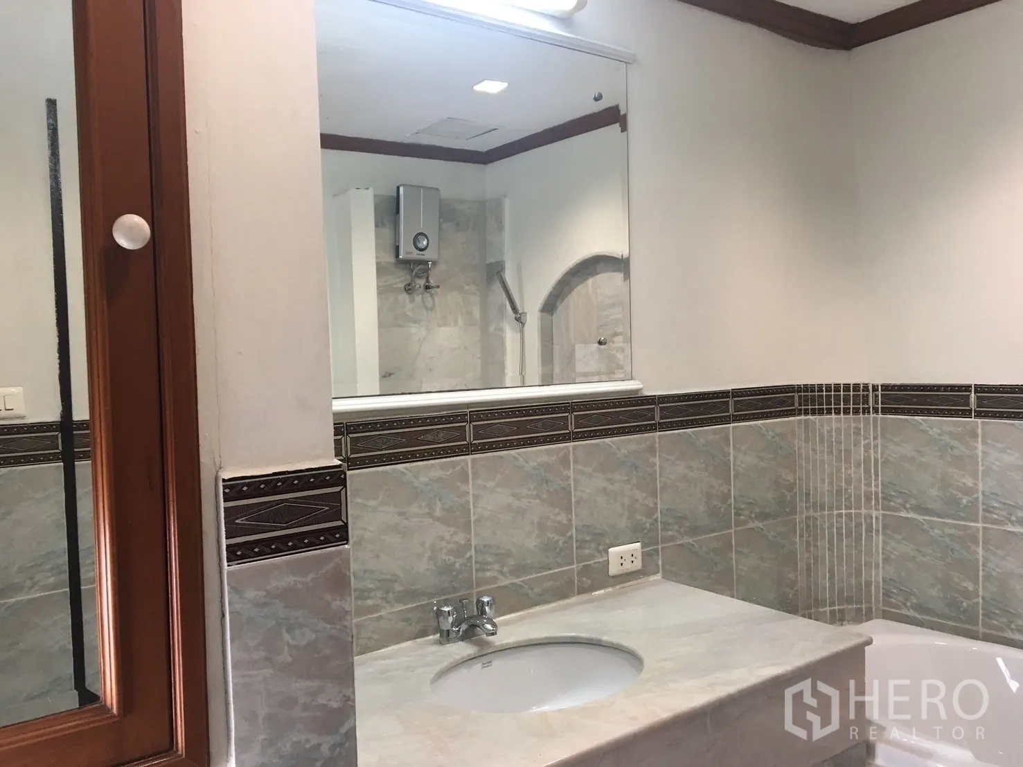 คอนโด ให้เช่าในWatthana, Bangkok - เคาน์เตอร์อ่างล้างหน้า พร้อมกระจกบานใหญ่ ท็อปหินอ่อน ผนังกระเบื้อง และเครื่องทำน้ำอุ่น