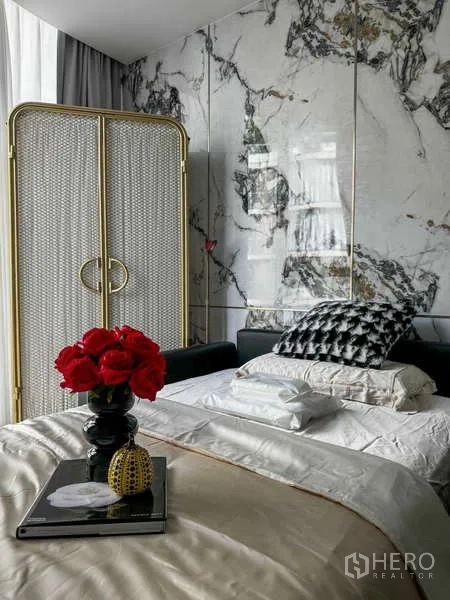 คอนโด ให้เช่า - มุมพักผ่อนหรือเตียงเสริม ฉากหลังลายหินอ่อนและแจกันดอกกุหลาบสีแดง