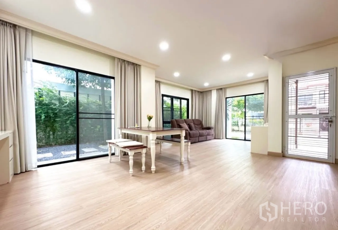 บ้าน ขายในLam Luk Ka, Pathum Thani - ห้องนั่งเล่นโปร่งสว่าง พื้นลามิเนตสีอ่อน ประตูกระจกบานเลื่อนรอบด้าน