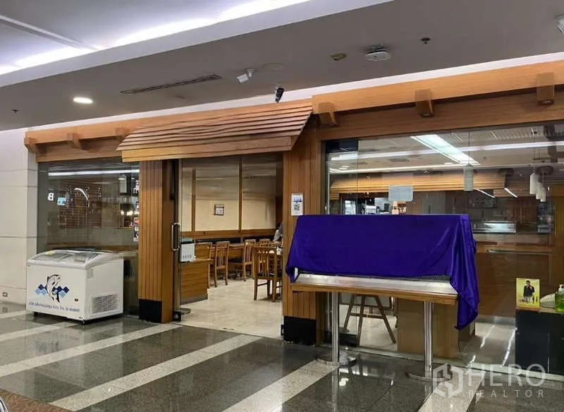 พื้นที่ขายปลีก ให้เช่าในPhaya Thai, Bangkok - พื้นที่ค้าปลีกในห้าง หน้าร้านไม้ กระจกเต็มบาน พร้อมที่นั่งภายใน เหมาะทำคาเฟ่หรือร้านอาหาร