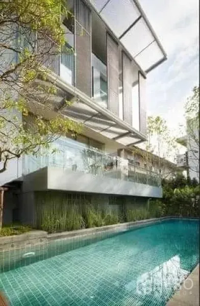 ทาวน์เฮาส์ ให้เช่าในHuai Khwang, Bangkok - ทาวน์เฮ้าส์สไตล์โมเดิร์น ระเบียงกระจก มองเห็นสระว่ายน้ำสีฟ้าและสวนเขียวในห้วยขวาง กรุงเทพฯ