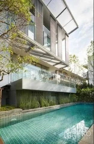 ทาวน์เฮาส์ ให้เช่าในHuai Khwang, Bangkok - ทาวน์เฮ้าส์สไตล์โมเดิร์น ระเบียงกระจก มองเห็นสระว่ายน้ำสีฟ้าและสวนเขียวในห้วยขวาง กรุงเทพฯ