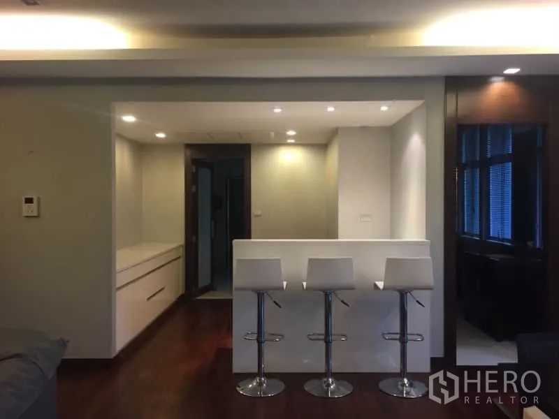 公寓 出租在Sathon, Bangkok - 极简早餐吧台，三把白色高脚椅与筒灯照明。