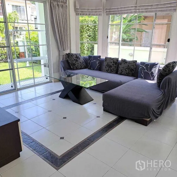 บ้าน ให้เช่าในPrawet, Bangkok - ห้องนั่งเล่นมุมกว้าง โซฟาเข้ามุม โต๊ะกลางกระจก และหน้าต่างรอบด้าน