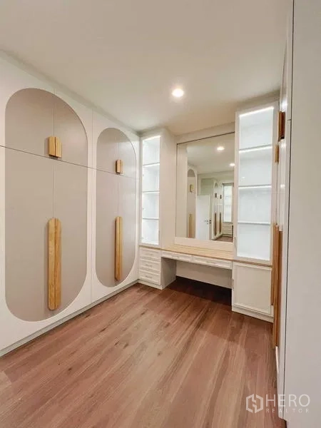 บ้าน ขายในBangkok Noi, Bangkok - วอล์คอินคลอเซ็ตพร้อมโต๊ะเครื่องแป้ง บานตู้ทรงโค้งและชั้นโชว์