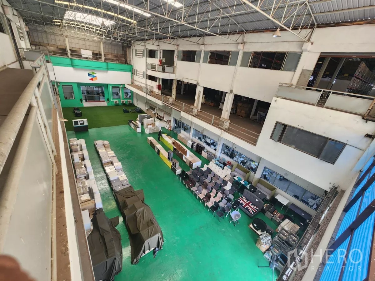 工厂 出租在Mueang Samut Sakhon, Samut Sakhon - 俯视绿色地坪大厅，看到夹层走道与存储排布。