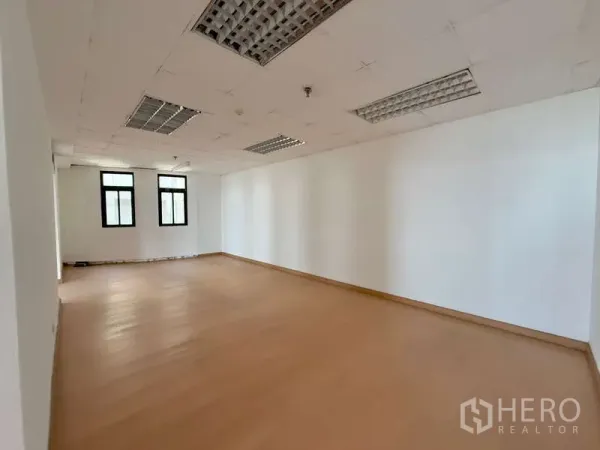 สำนักงาน ให้เช่าในChatuchak, Bangkok - สำนักงานโล่งสว่าง พื้นไม้ลามิเนต ผนังขาว และหน้าต่างกรอบดำสามบาน